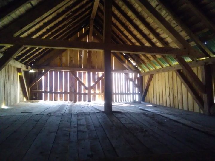 Cabane face à la roche de Combe Noire