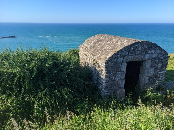Abri de la pointe du Roselier