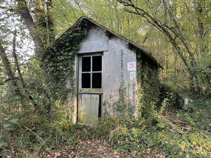 Cabane ouverte à côté du pont de Nay