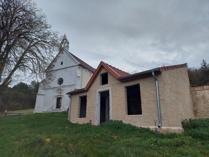 Abris de la chapelle de Massey