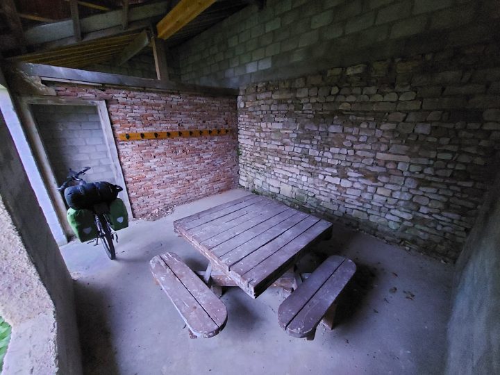 Abris de la chapelle de Massey