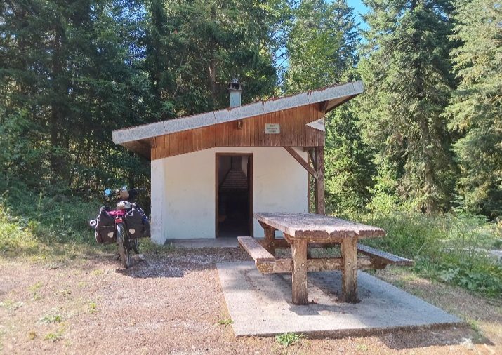 Cabane de la pierre percée