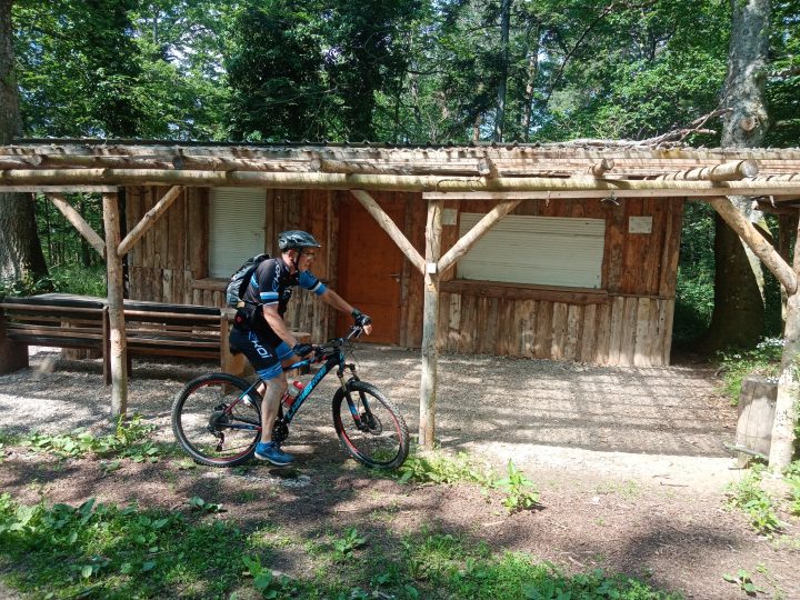 Abri de la cabane de La Lach