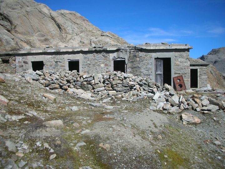 Abri du col de la Louïe Blanche