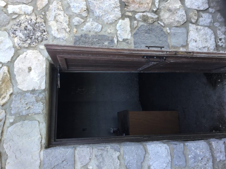 Abri de la tour de guet du Mont Ferion