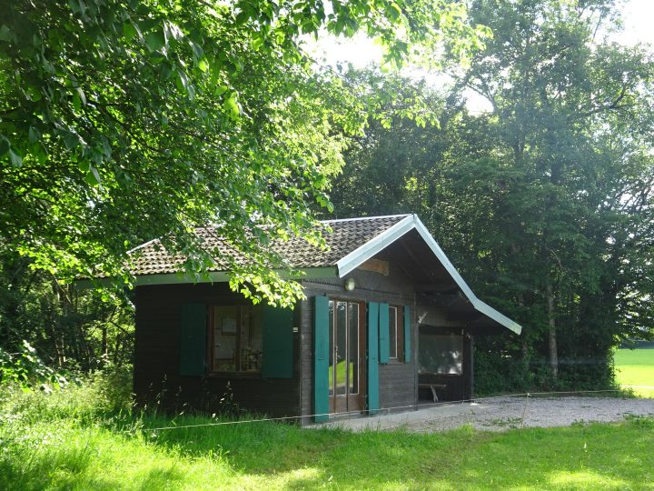 Cabane vers les hautes roches de Belvoir