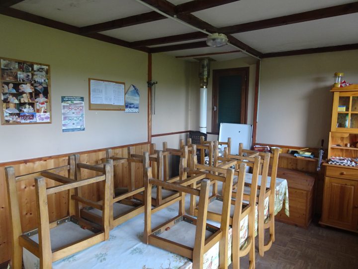 Cabane vers les hautes roches de Belvoir