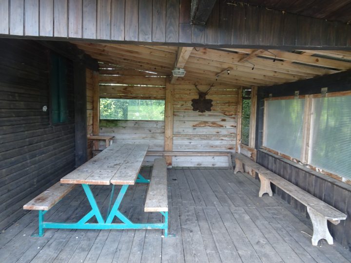Cabane vers les hautes roches de Belvoir