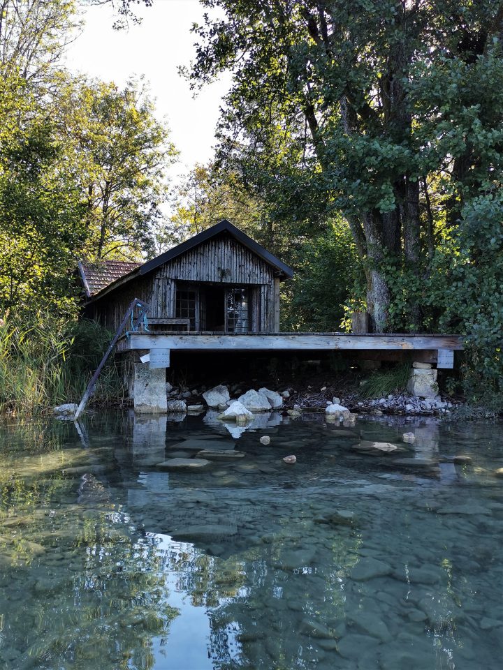 Cabane de l'Ile de la Motte du lac d'Ilay