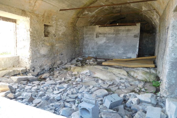 "Abri en demi cercle en béton"