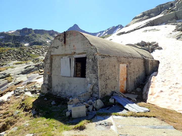 "Abri en demi cercle en béton"