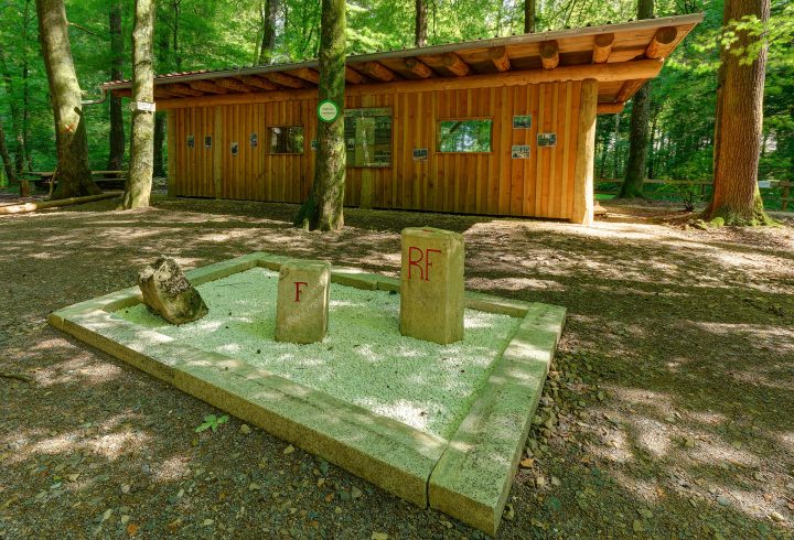 Cabane forestière de la Borne des Trois Puissances