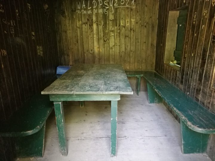 Stühle-Hütte