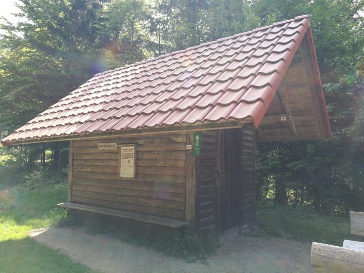 Stühle-Hütte